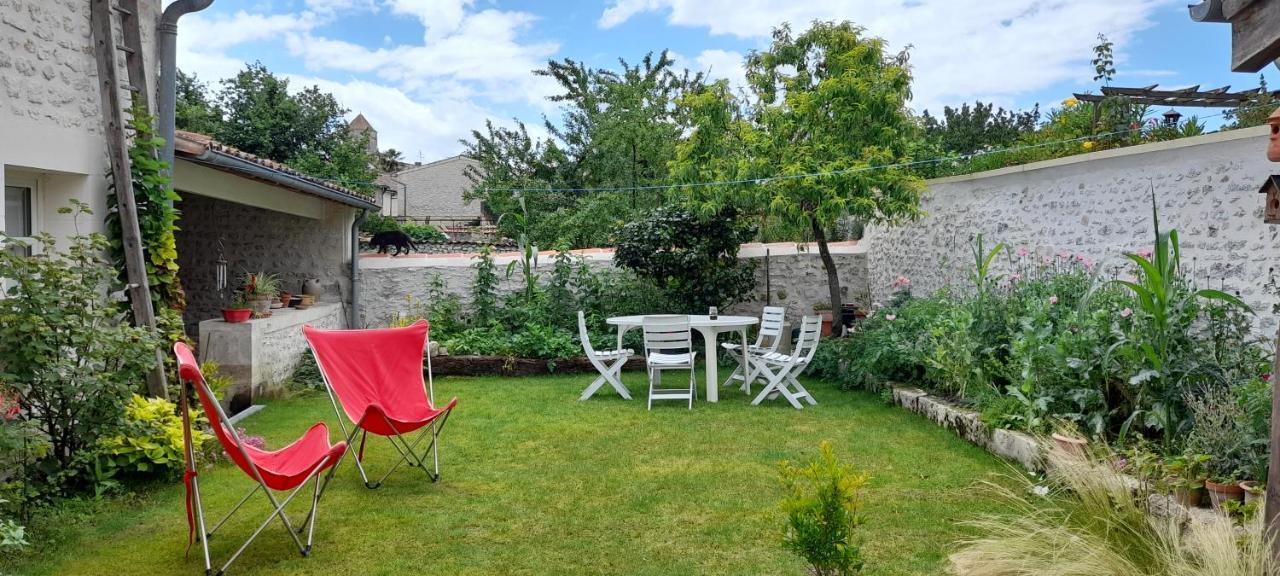 Suite De Charme Dans Une Maison Charentaise Cozes Esterno foto